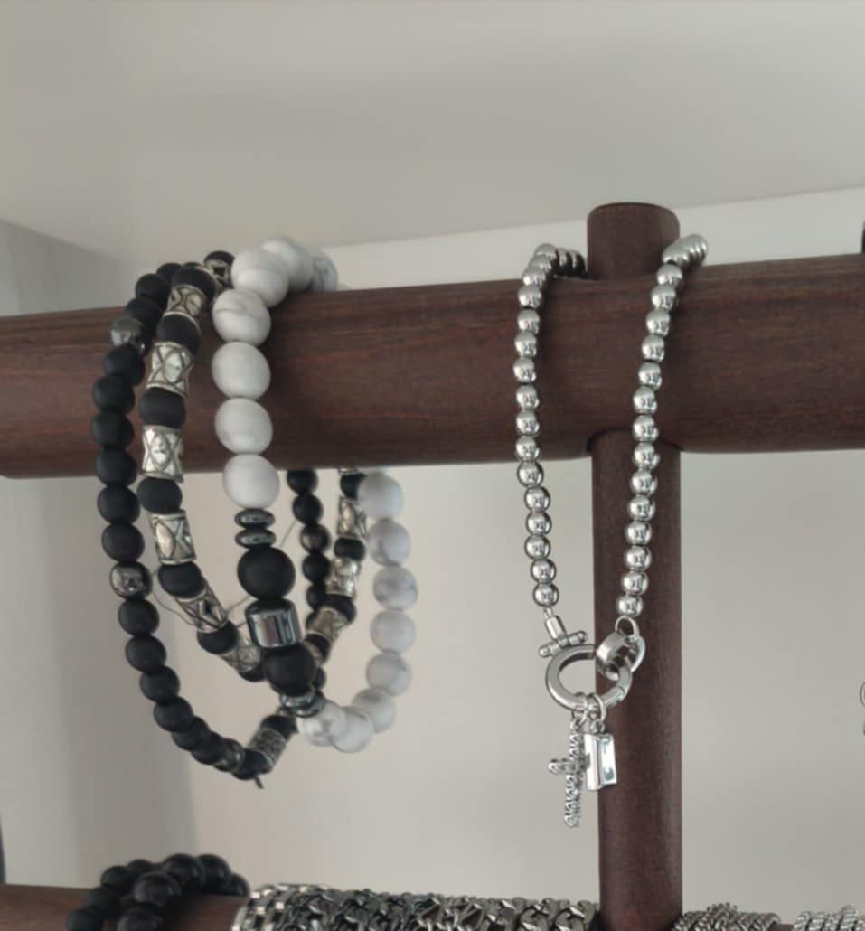 Customer photo review of Pulseira Cruz com Pedra do Mês