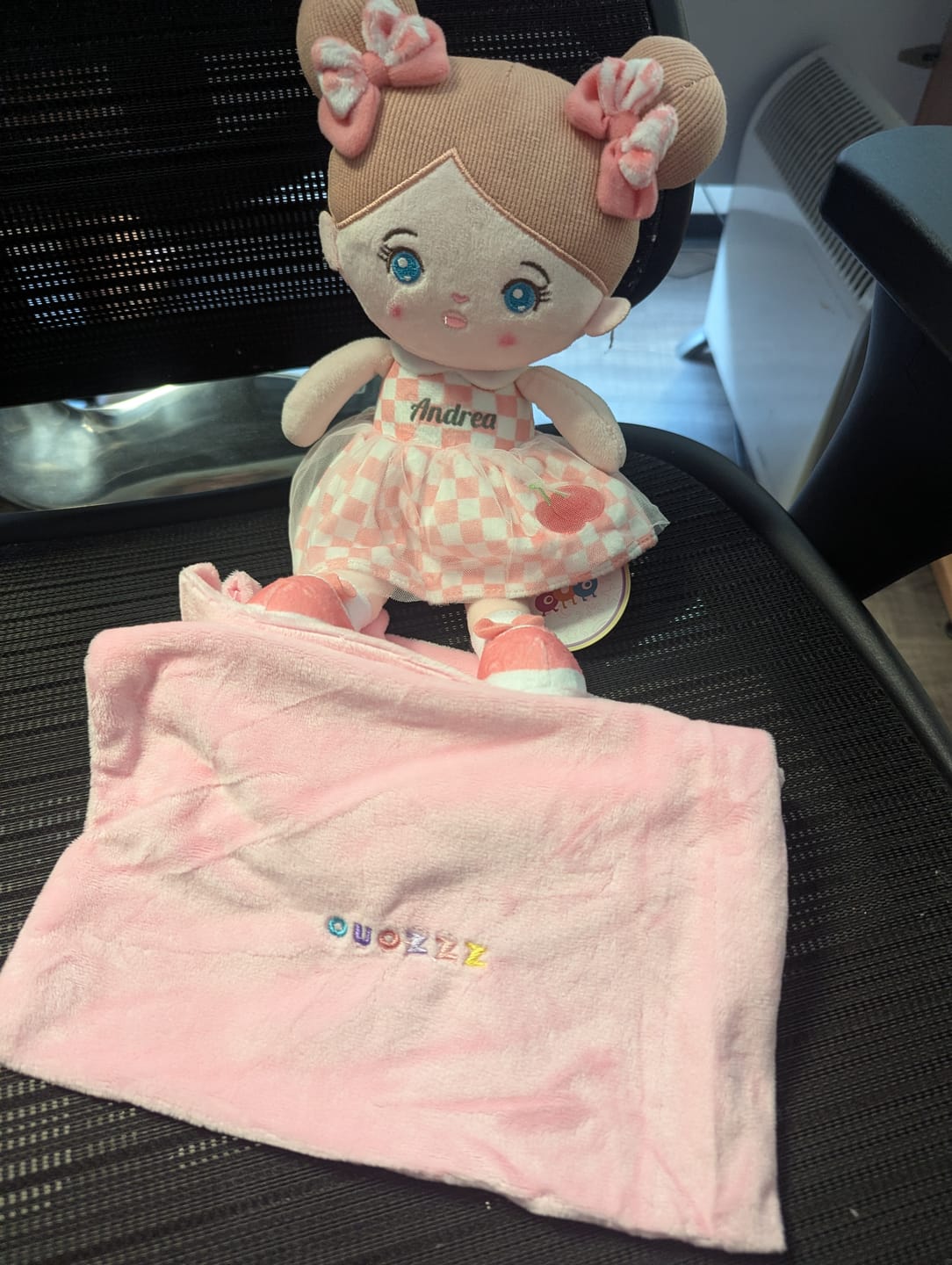 Customer photo review of Personnalisée Poupée en Peluche avec Yeux Bleus Ouverts en Robe aux Carreaux Roses