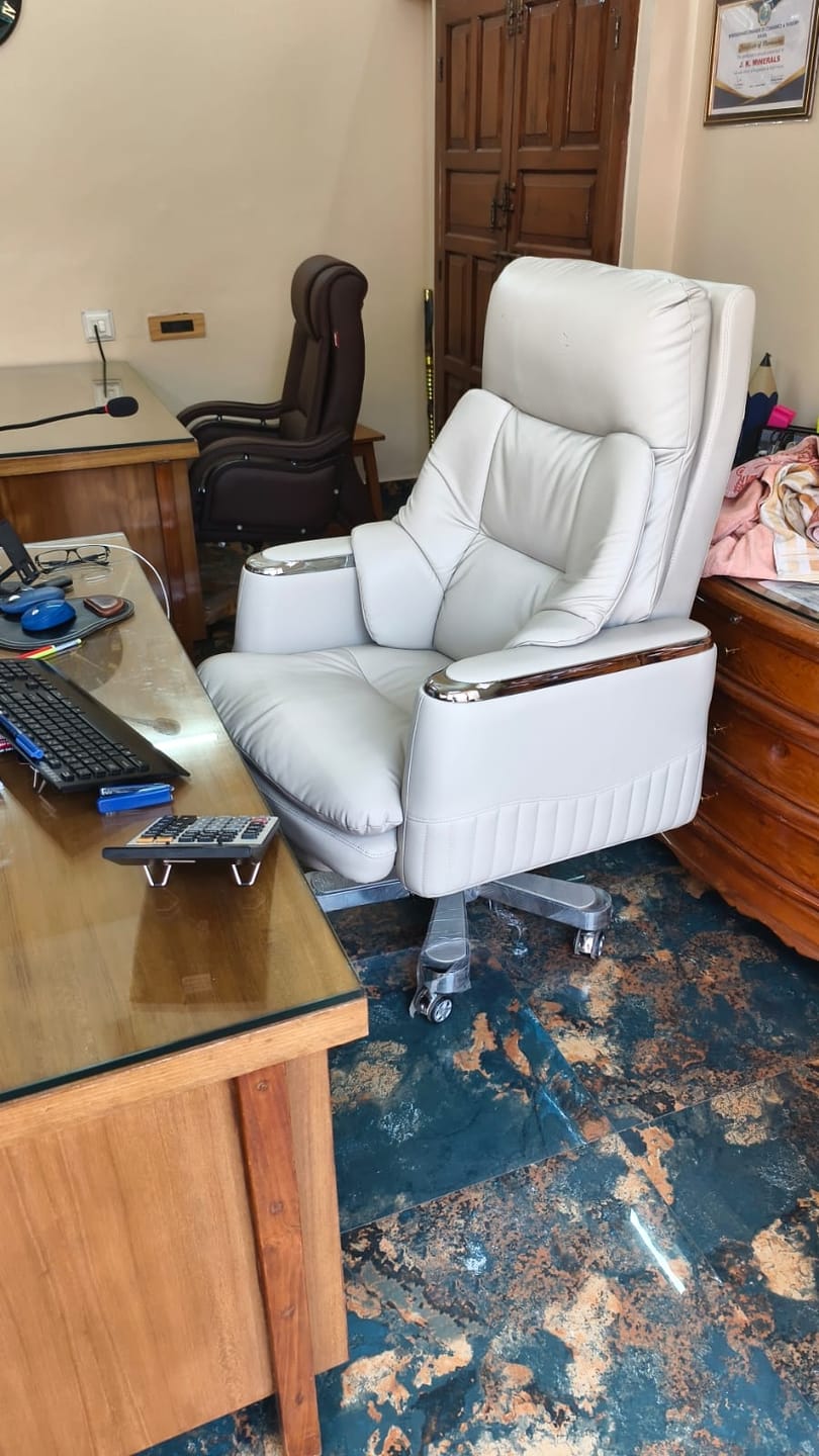 Customer photo review of Ettorez MAGNUS Premium Leatherette Office Recliner