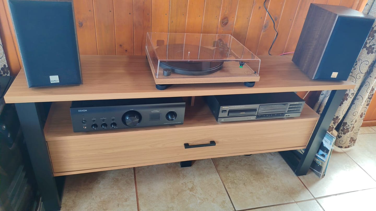 Customer photo review of Rack Guayacán 1 Cajón Canela-Negro (TV 55")