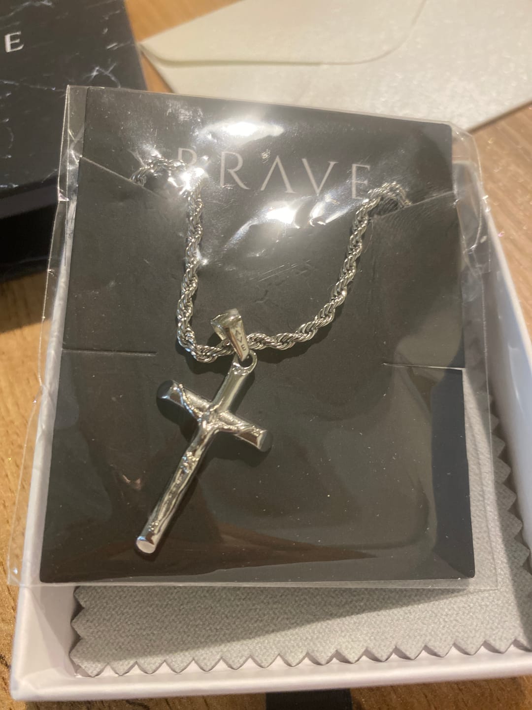 Customer photo review of Collar Hombre BRAVE Cruz Jesucristo