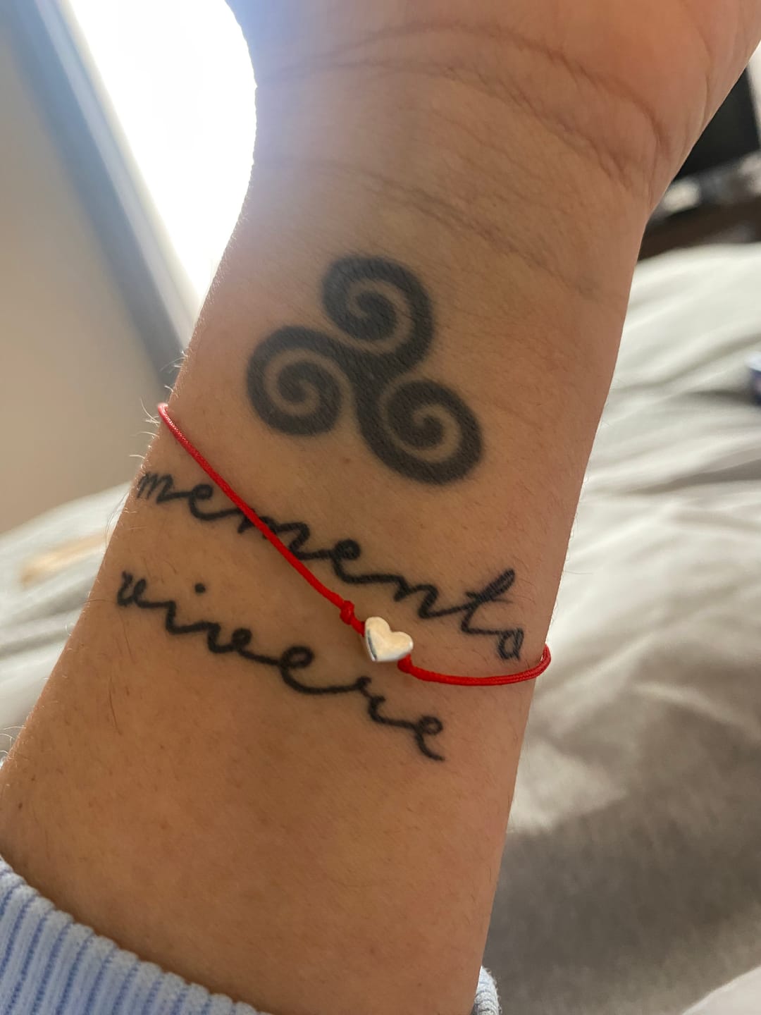 Customer photo review of Pulsera Corazón mini hilo rojo