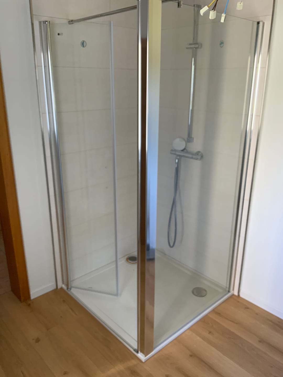 Customer photo review of Eckdusche Duschkabine mit Pendeltür, 6mm ESG, Klarglas - Tür 100cm, Höhe: 195cm