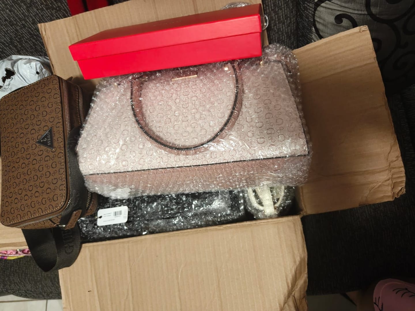 Customer photo review of Cartera Guess Negra con Cierre