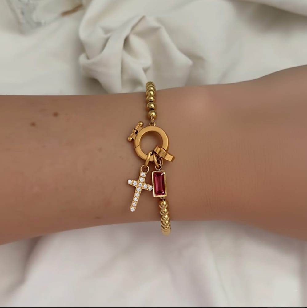 Customer photo review of Pulseira Cruz com Pedra do Mês