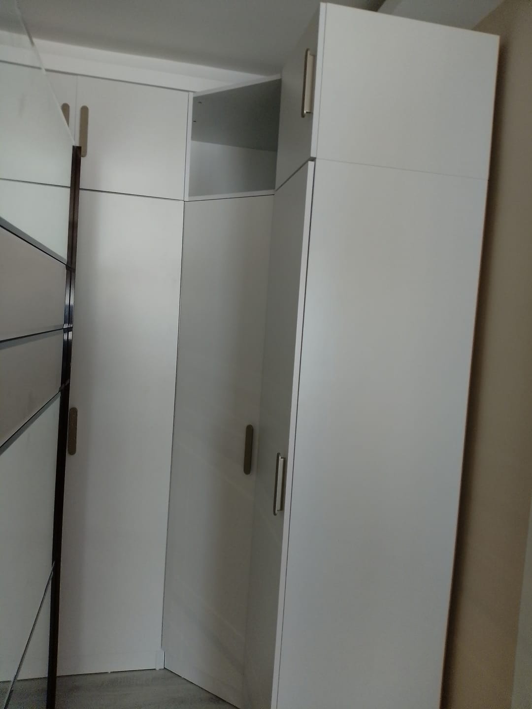 Customer photo review of Rani BA213 Köşe Modül Gardırop Tek Kapaklı 7 Raflı Askılı Elbise Dolabı Beyaz
