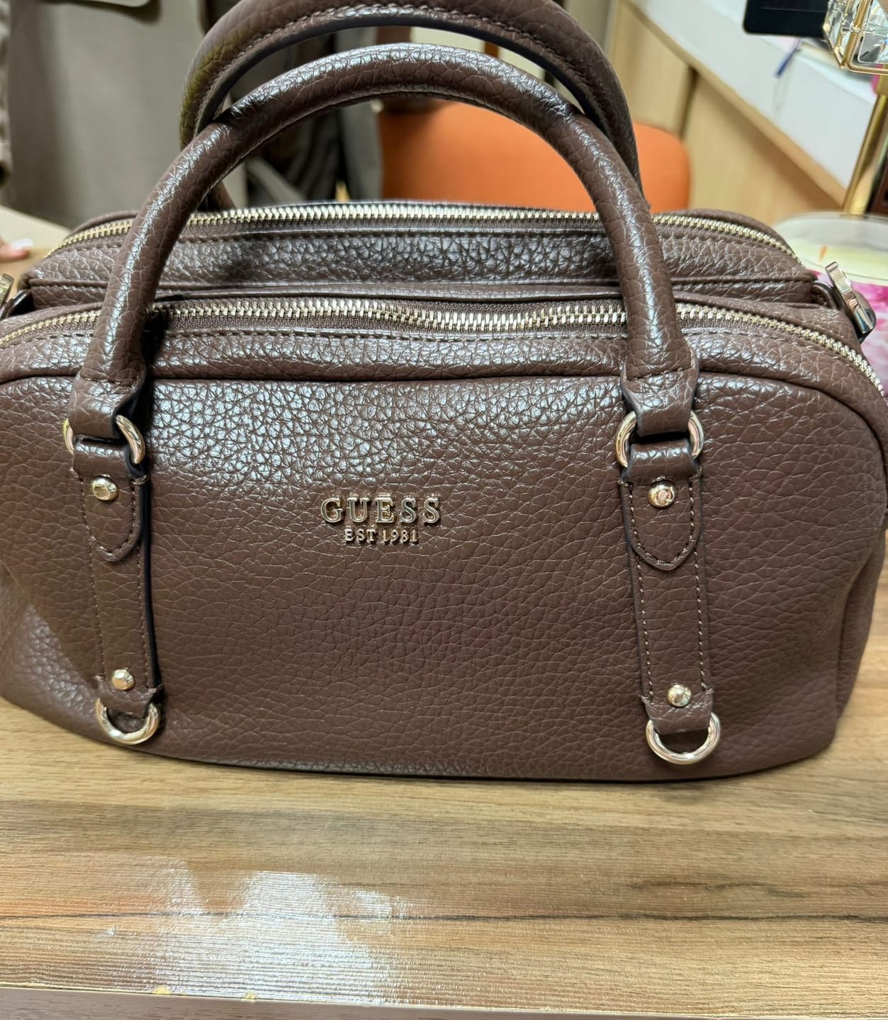Customer photo review of Bolso Guess Crossbody Café Monograma con Rayas