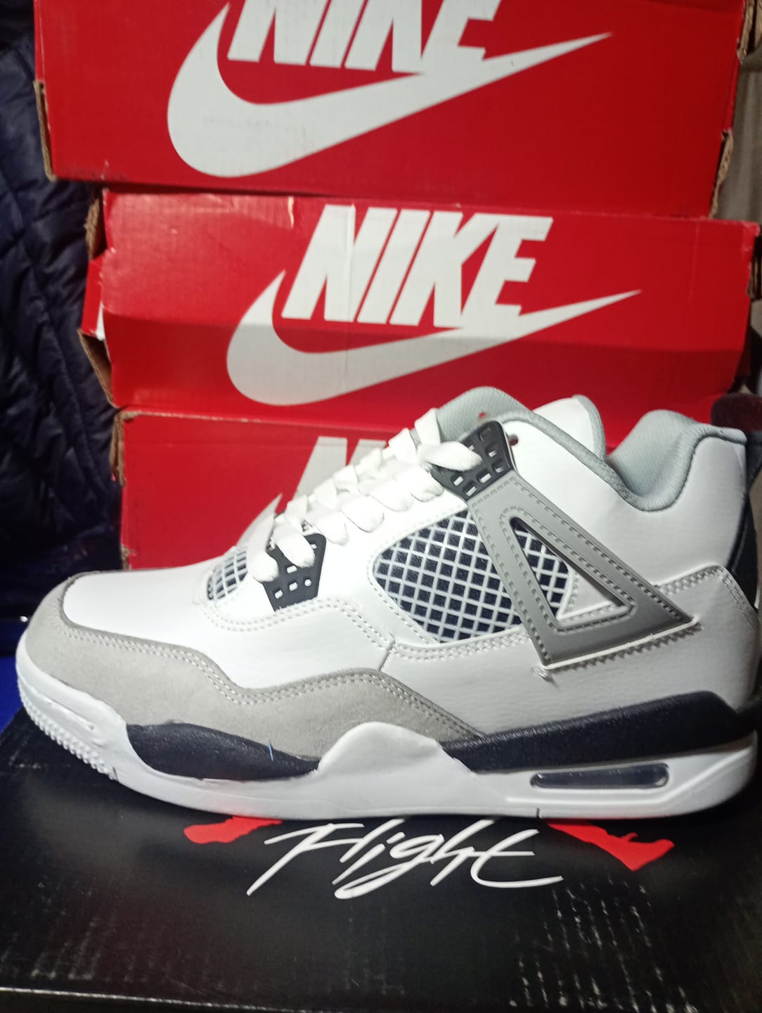 Customer photo review of Paq 6 Pares Tenis Retro 4 Blanco Rojo 25/28.5