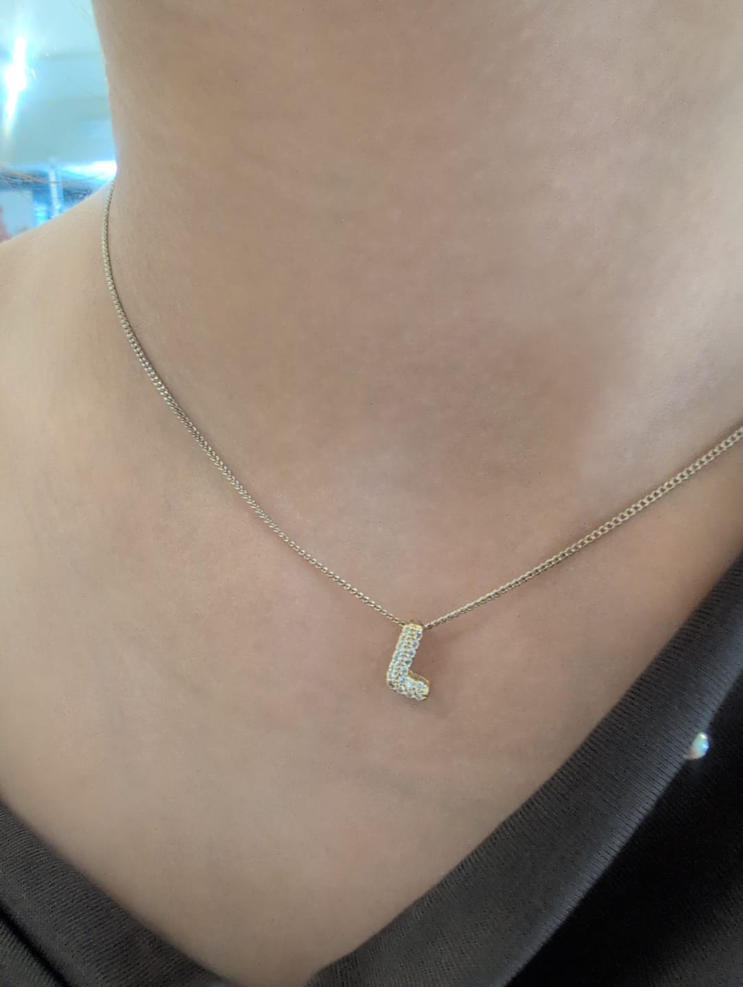 Customer photo review of Personaliza Tu Collar Inicial Mini Bubble Dorado Zirconias