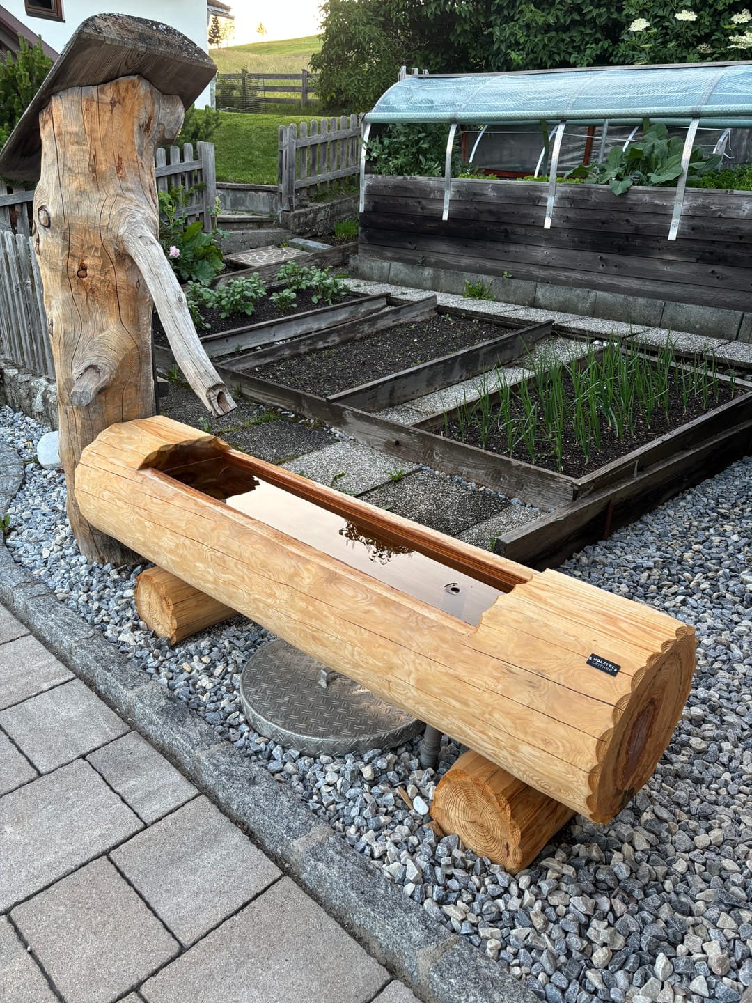 Customer photo review of Holzbrunnen ,,Bodenschneid" Brunnentrog Lärche Seiten abgeflacht