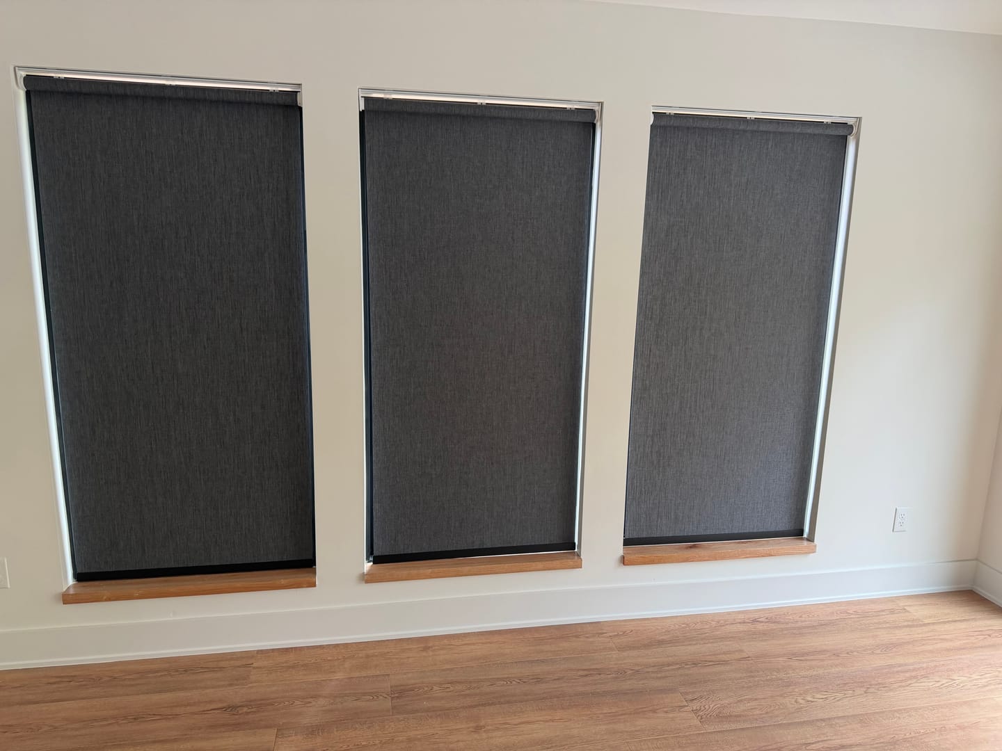 Customer photo review of SmartWings Motorized Roller Shades 100% Blackout Dual-Sided Bouvardia
