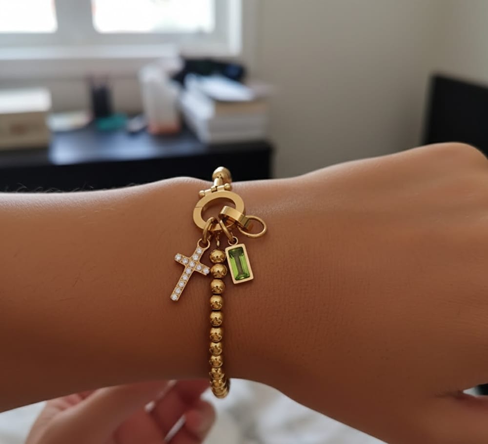 Customer photo review of Pulseira Cruz com Pedra do Mês