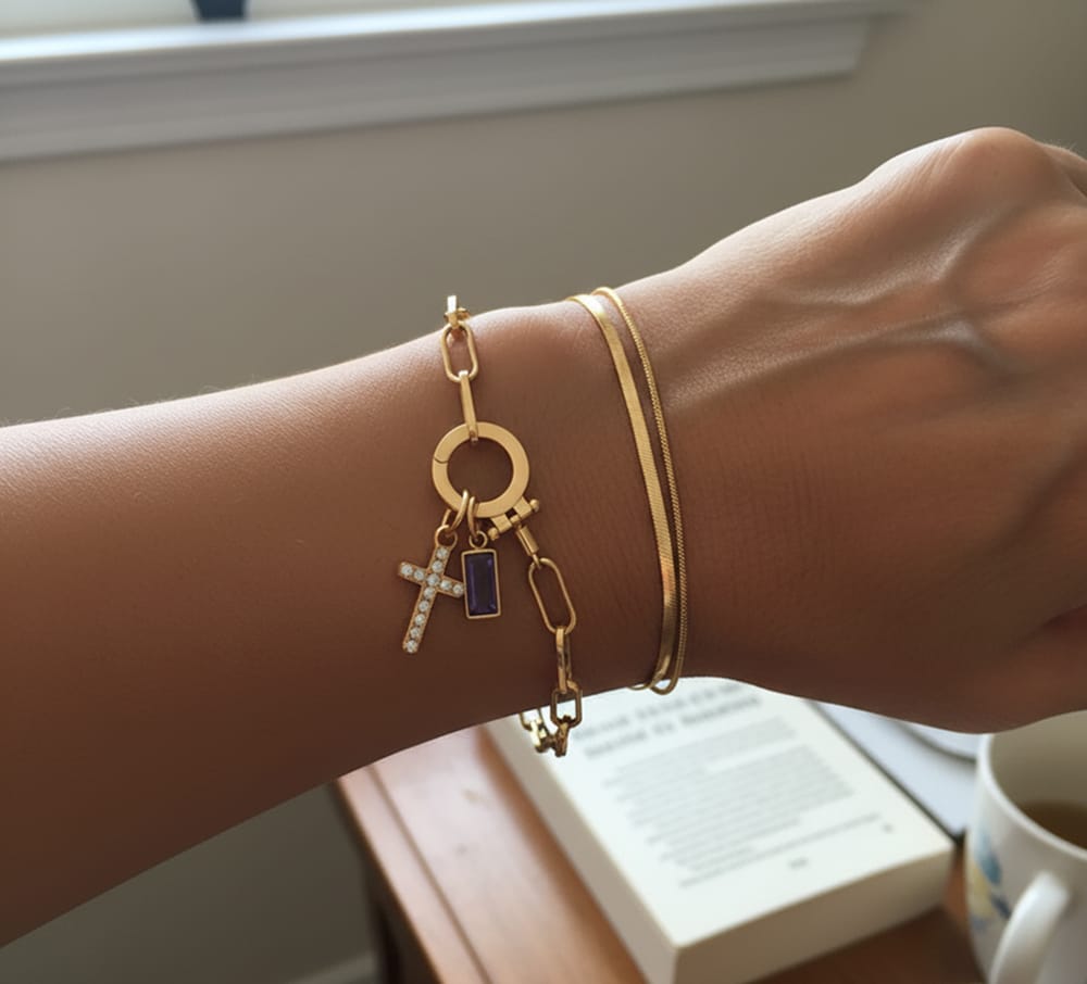 Customer photo review of Pulseira Cruz com Pedra do Mês