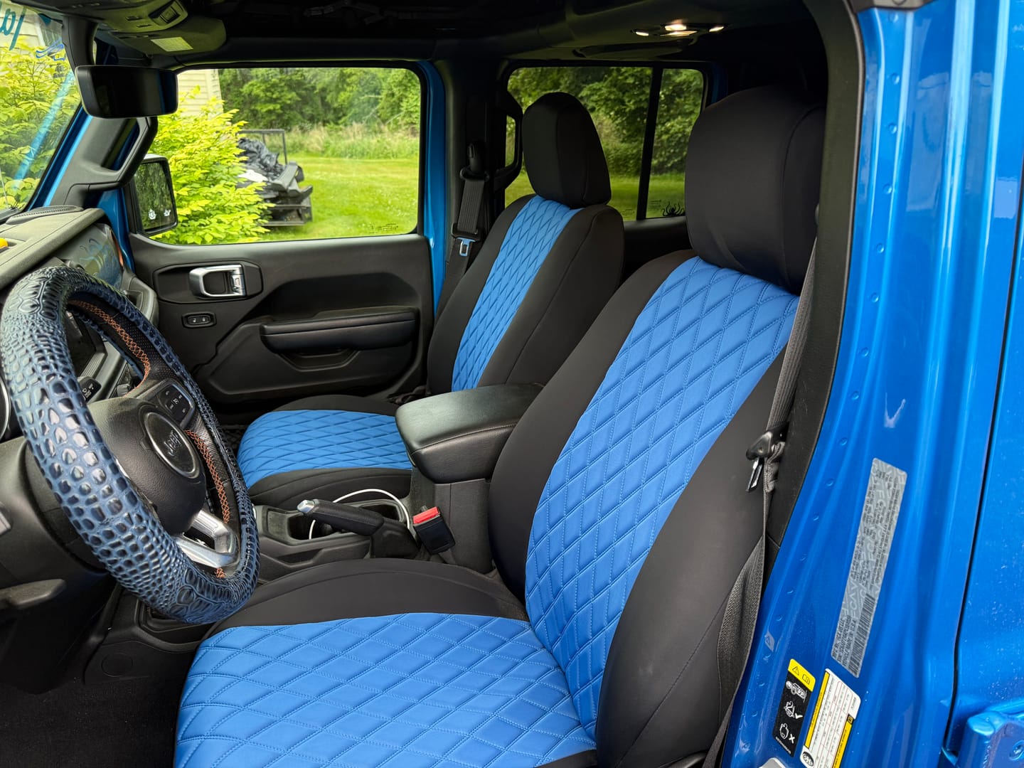 Customer photo review of Leather Steering Wheel Cover with Carved Pattern – Non-Slip Grip, Universal Fit 37-38 cm, All-Season Design