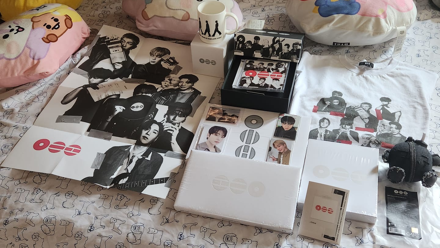 Customer photo review of BTS - ARIRANG 5TH ALBUM T-SHIRT CD BOX SET VER