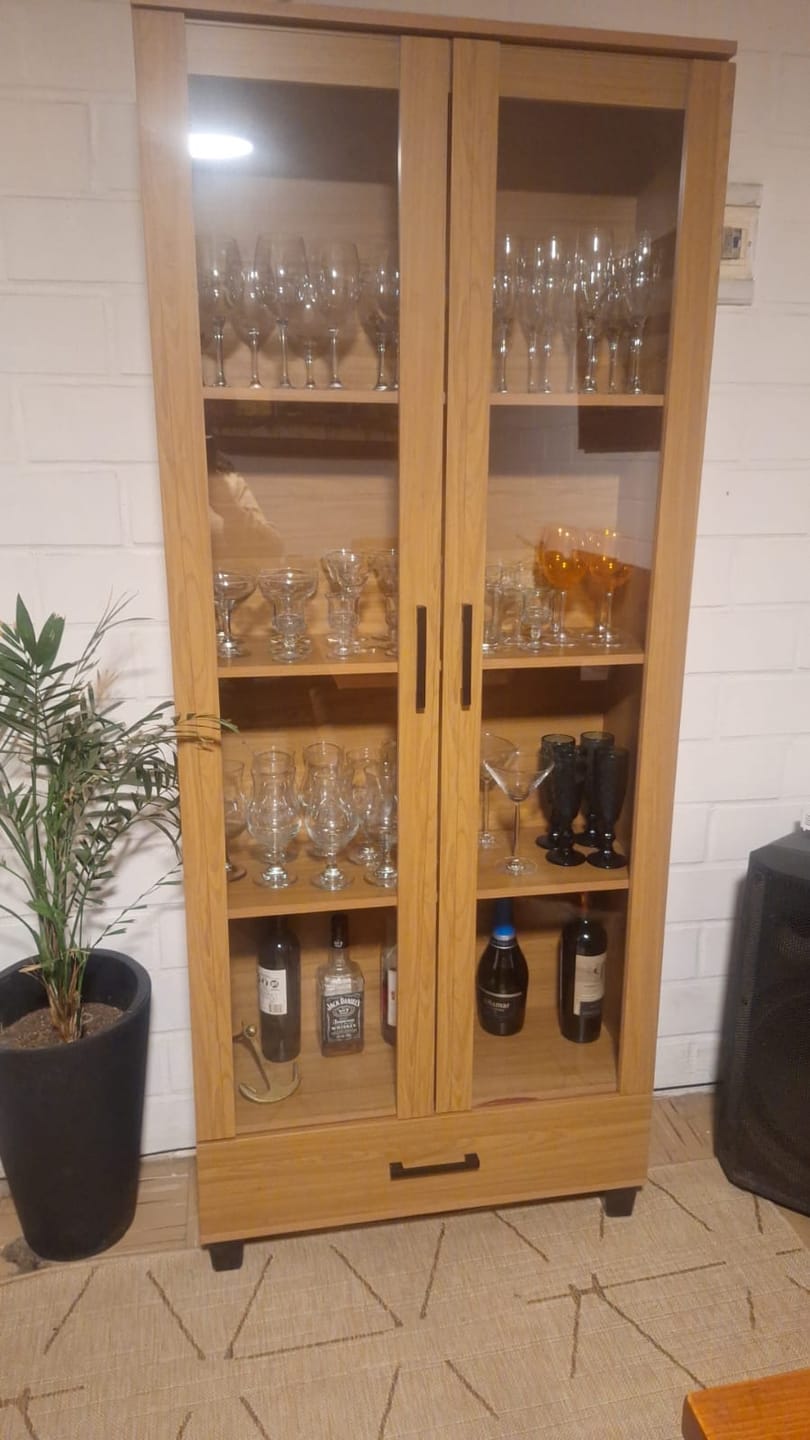 Customer photo review of Vitrina Riñihue 2 Puertas + 1 Cajón Canela