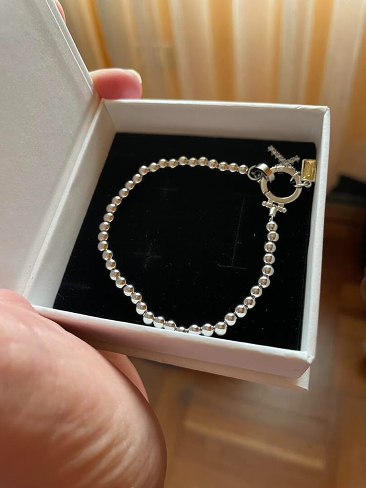 Customer photo review of Pulseira Cruz com Pedra do Mês