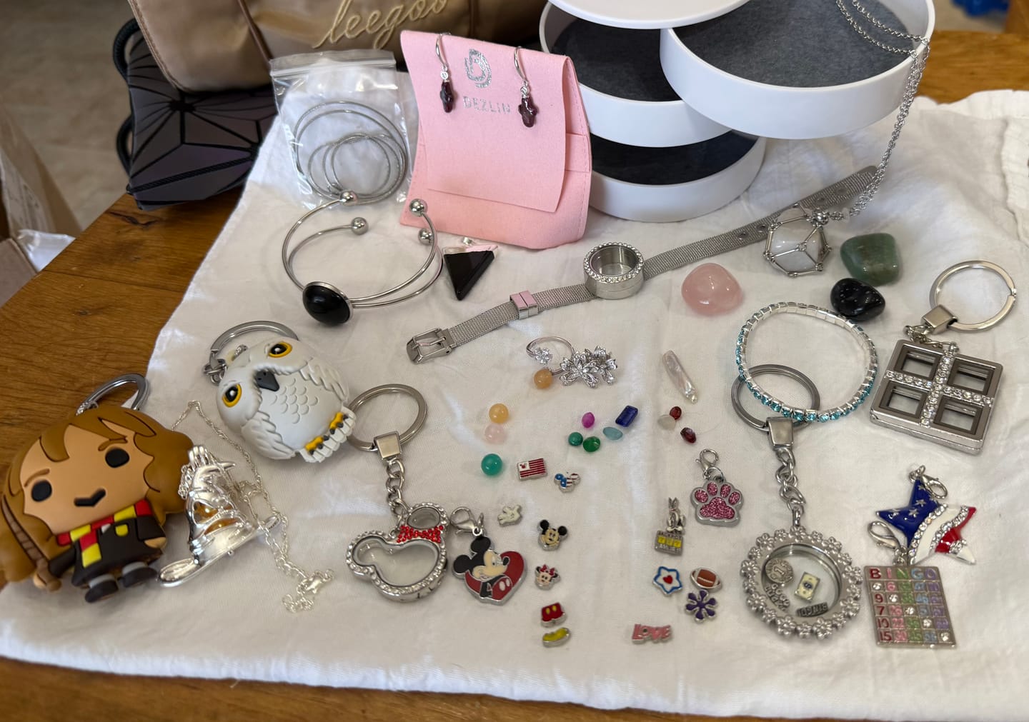 Customer photo review of Mystery Reveal - Rotating Tower Case with 925 Jewelry Oysters Fizzers and More