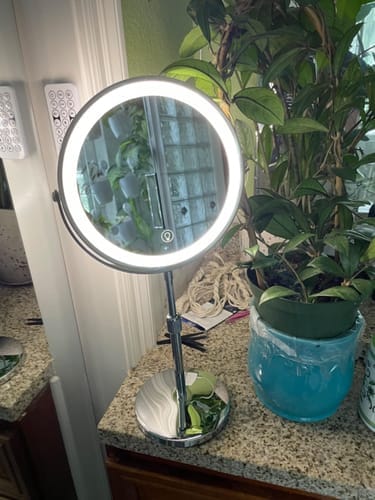 Customer photo review of LumiGlow Pro intelligent sminkespeil med justerbart LED-lys og 10x forstørrelse