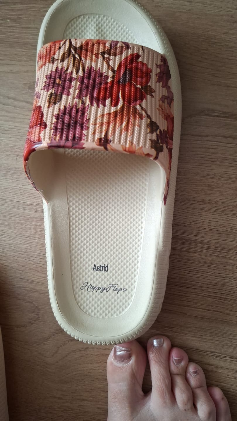 Customer photo review of HappyFlops Botanics