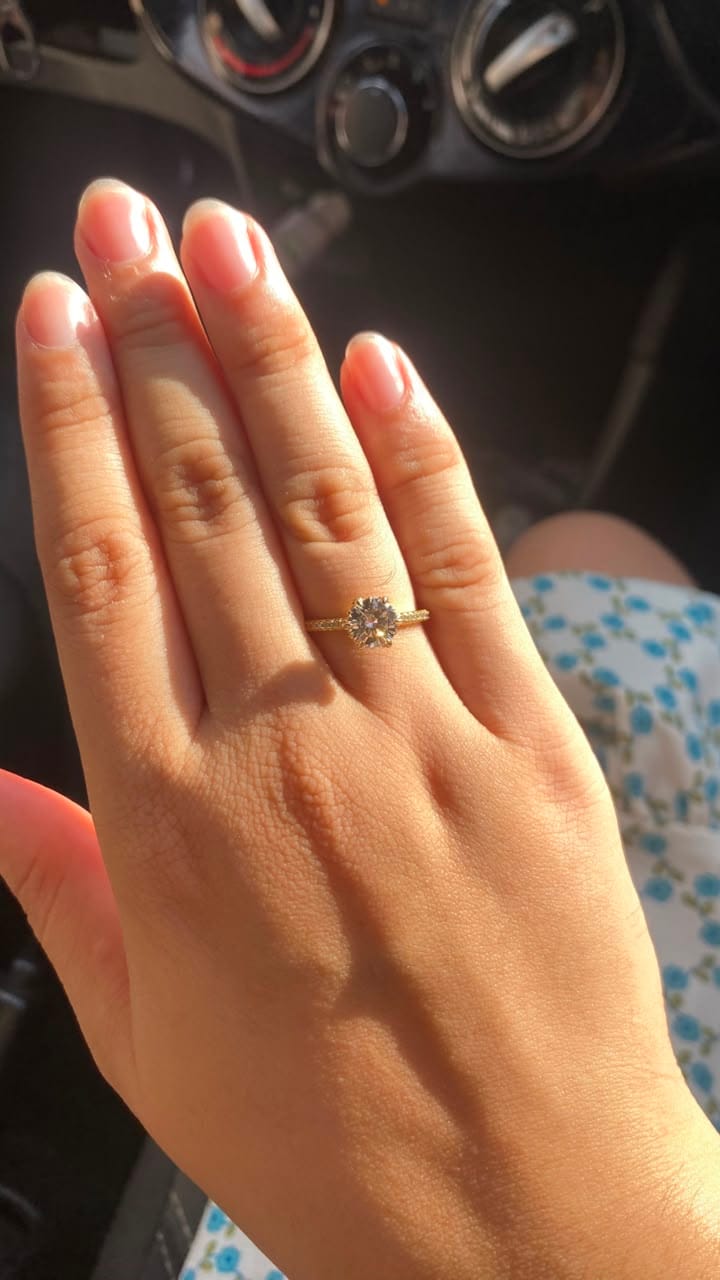 Customer photo review of Anel Solitário Noivado Cravejado com Moissanite 1ct