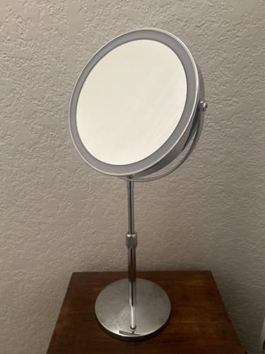 Customer photo review of LumiGlow Pro intelligent sminkespeil med justerbart LED-lys og 10x forstørrelse