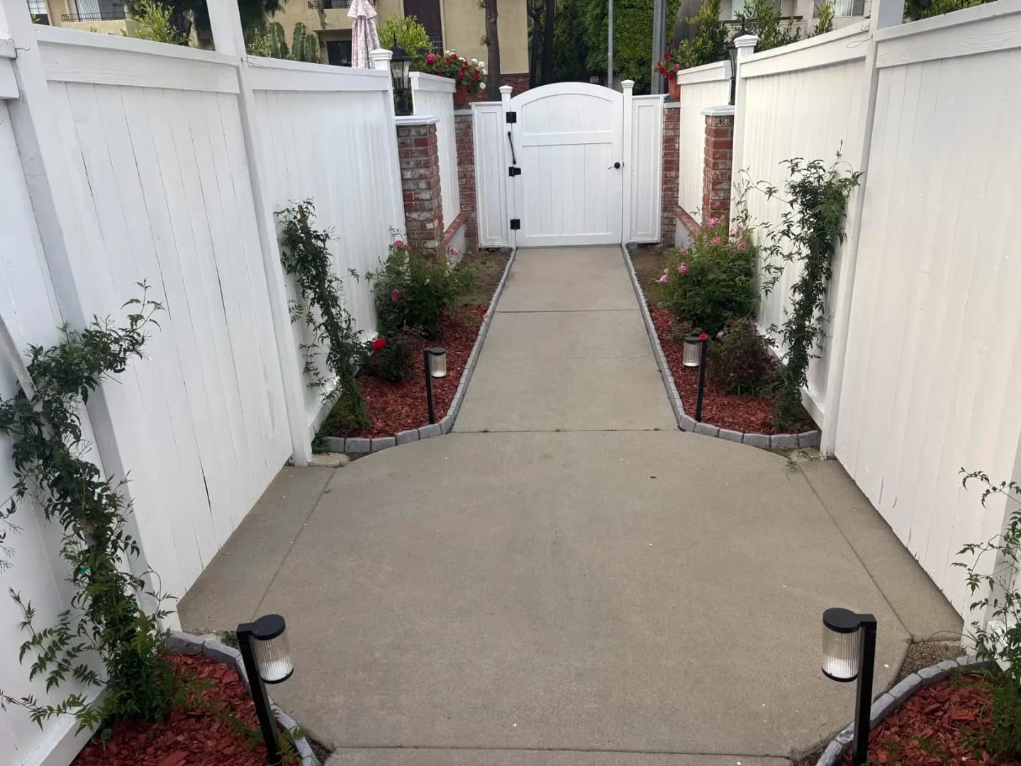 Customer photo review of 🏡2026 HOT SALE🥳💞50K+ SOLD!🌿✨ 50% OFF! Faux Stone Garden Edging Border! ♻️