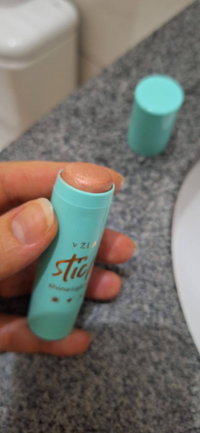 Customer photo review of Shine And Glow – Iluminador Em Stick – Vizzela