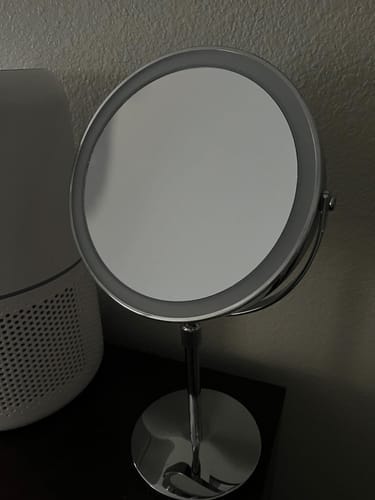 Customer photo review of LumiGlow Pro intelligent sminkespeil med justerbart LED-lys og 10x forstørrelse
