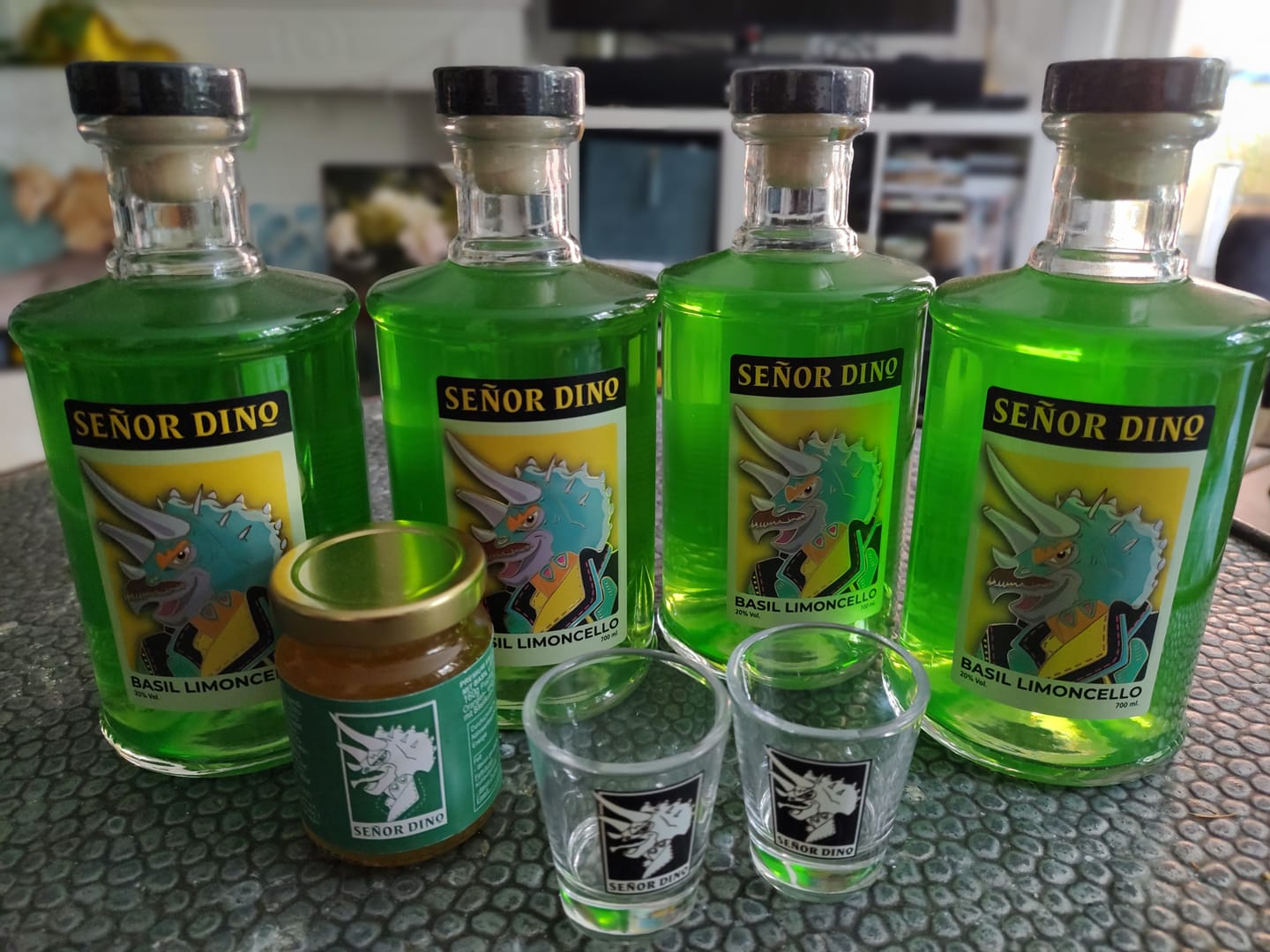 Customer photo review of Señor Dino – Basilikum Limoncello (700 ml)