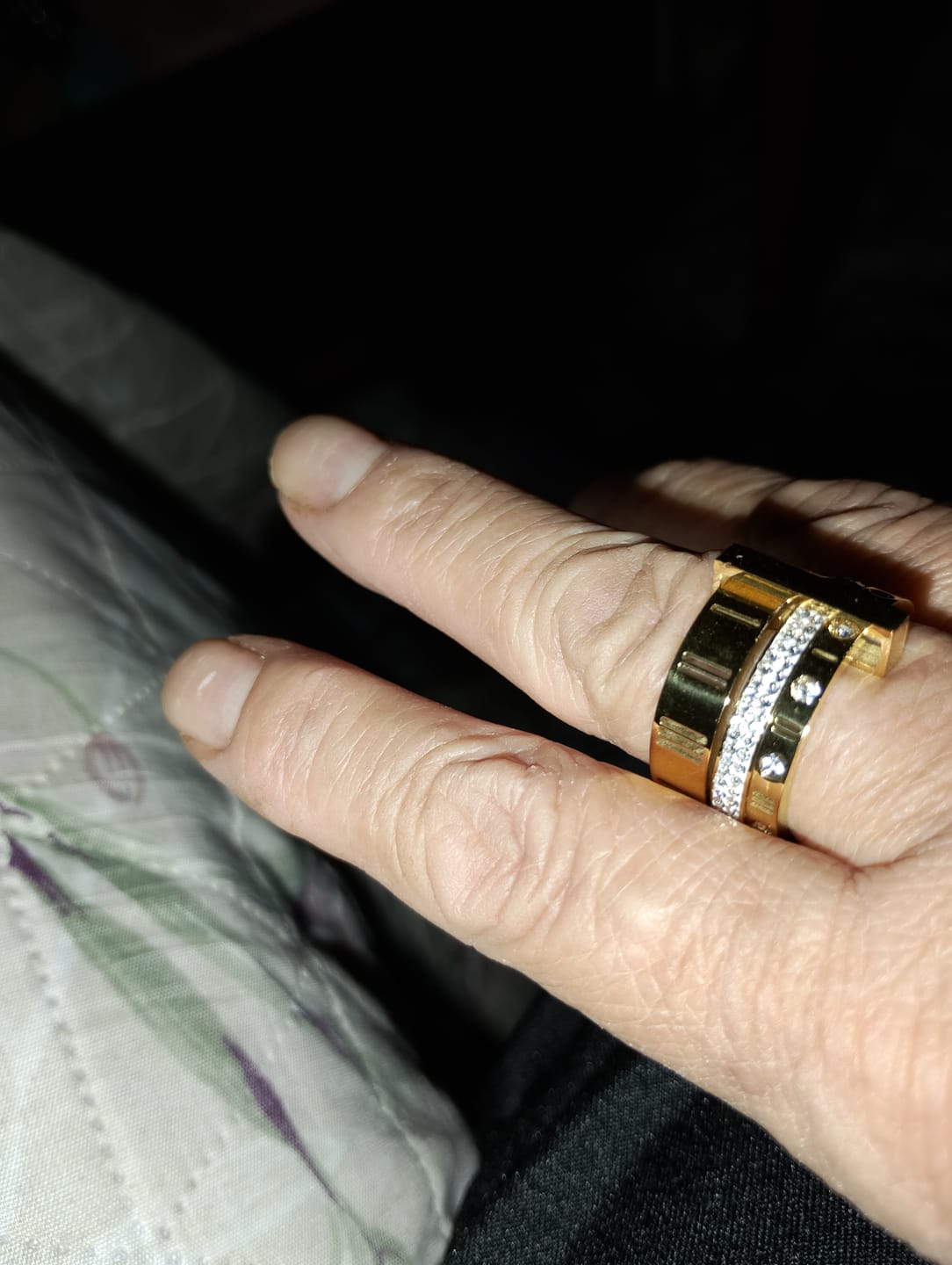 Customer photo review of Anel Aro Triplo Algarismo Romano Banhado em Ouro 18K