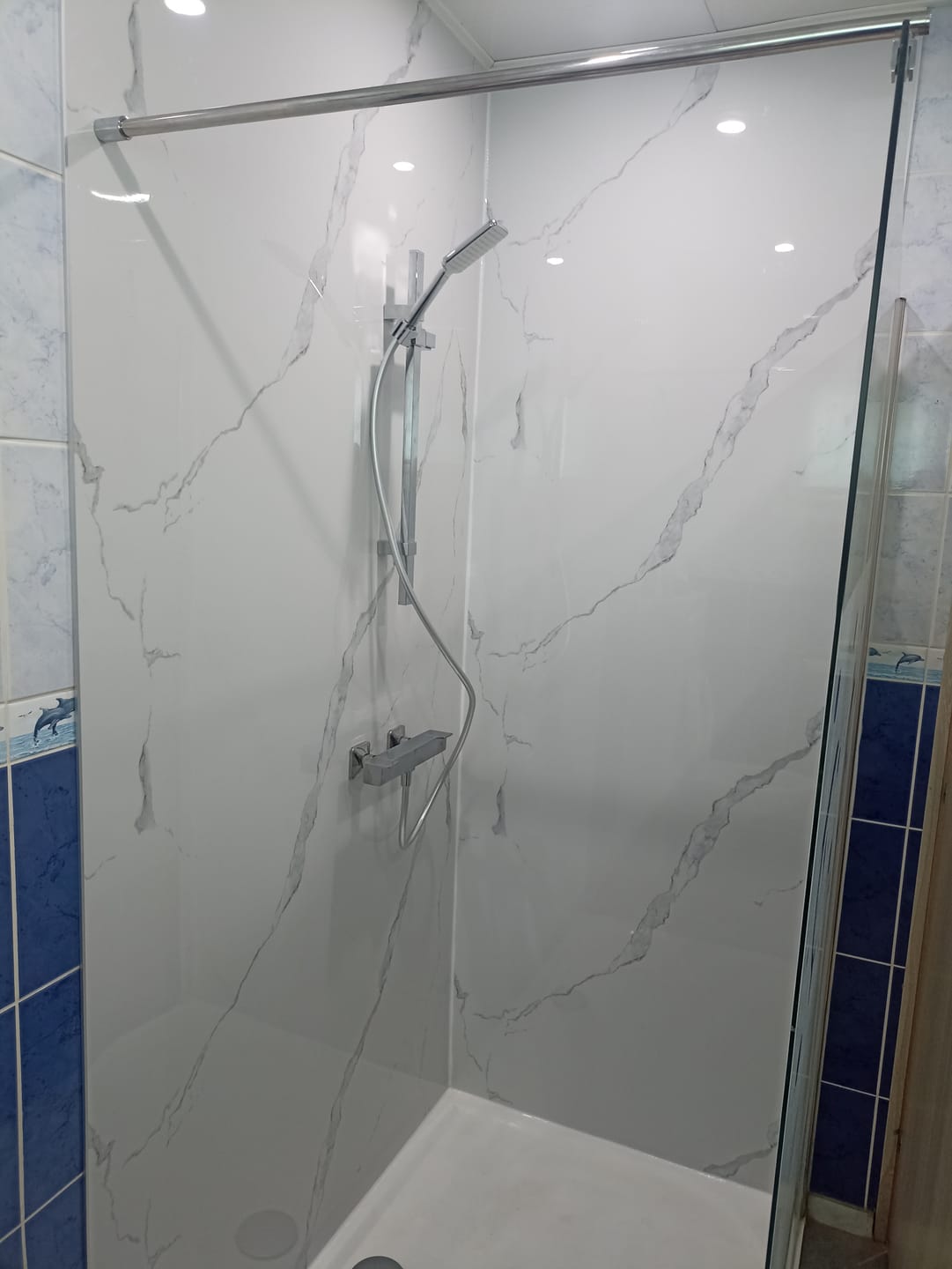Customer photo review of Panneau PVC Effet Marbre Blanc – Étanche Salle de Bain / Douche
