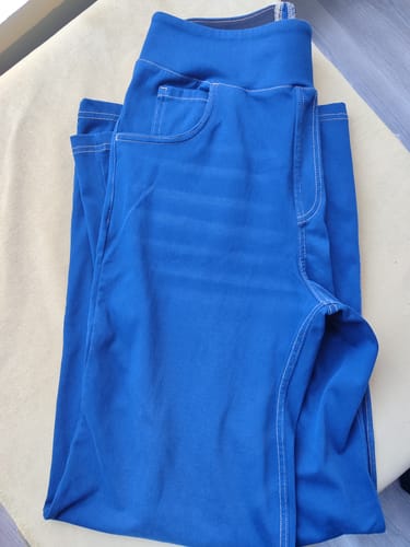 Müşterinin katlanmış, mavi renkli Noodlab Flex™ Comfort Yüksek Bel Jean'i.