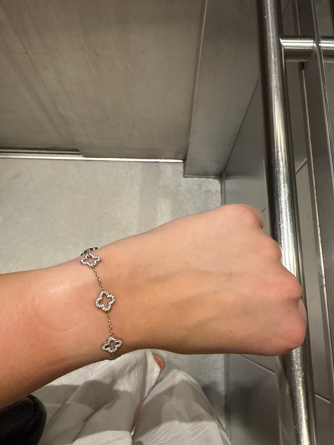 Customer photo review of Spring Lucky Leaf Armband 14K Vergoldet