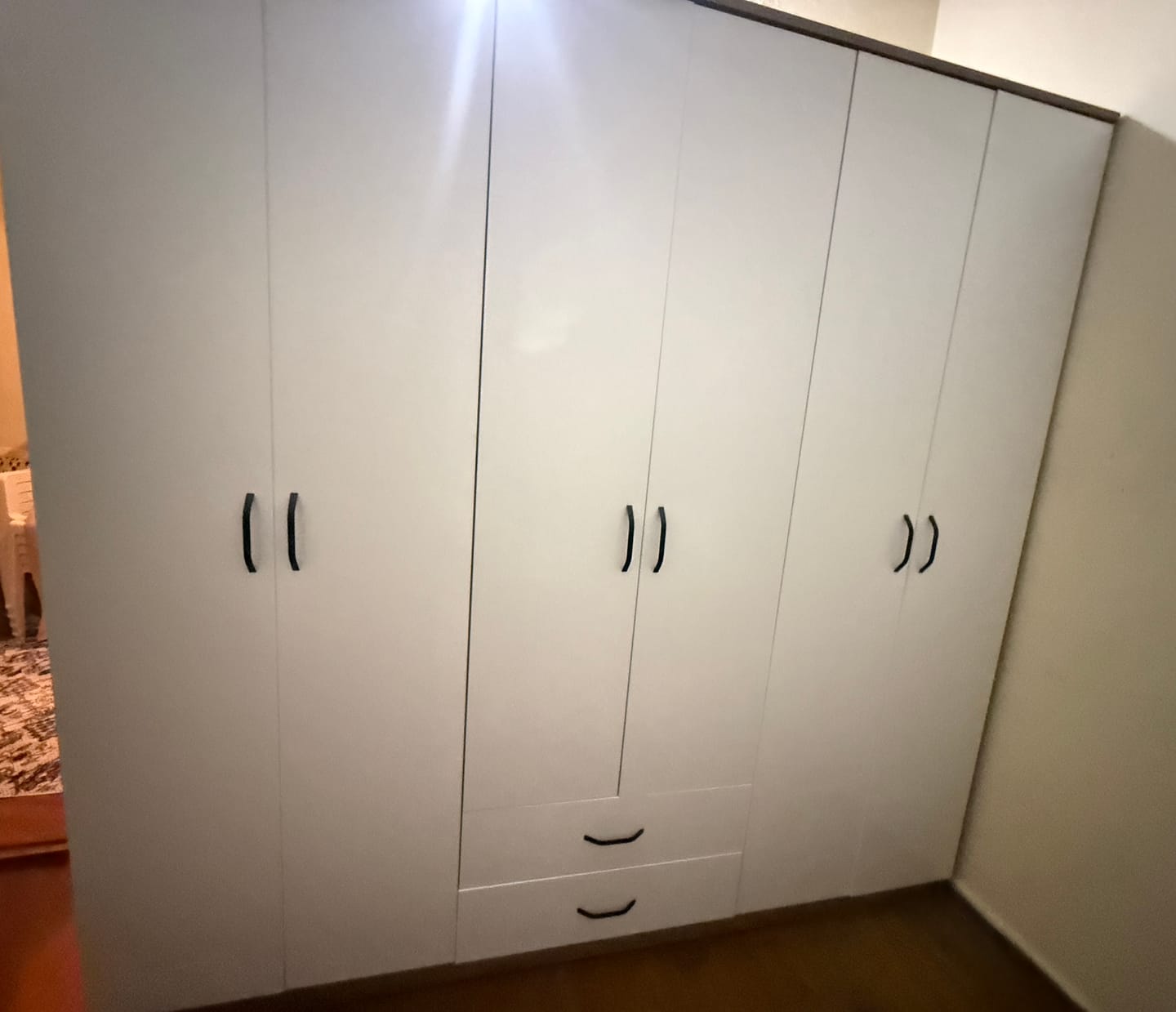 Customer photo review of Rani BA111 Geniş Gardırop Elbise Dolabı 6 Kapaklı 2 Çekmeceli 5 Raflı 3 Askılı Sepet Ceviz - Beyaz