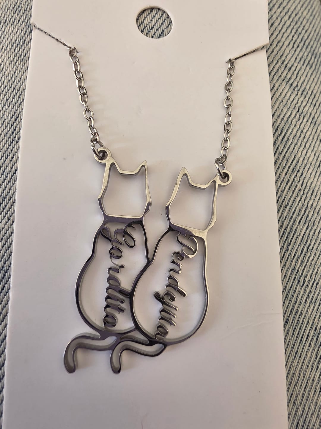 Customer photo review of Collar personalizado con nombre de gato