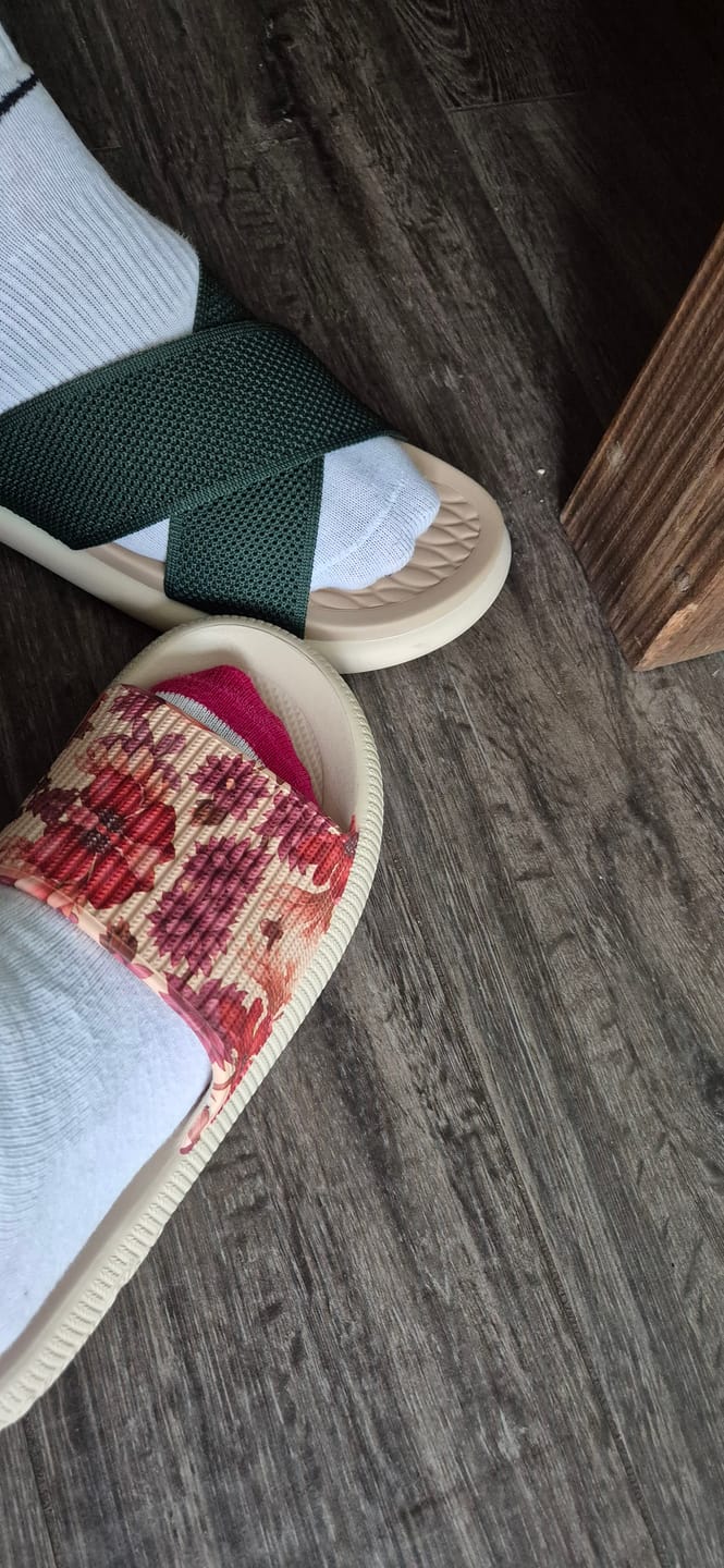 Customer photo review of HappyFlops Botanics