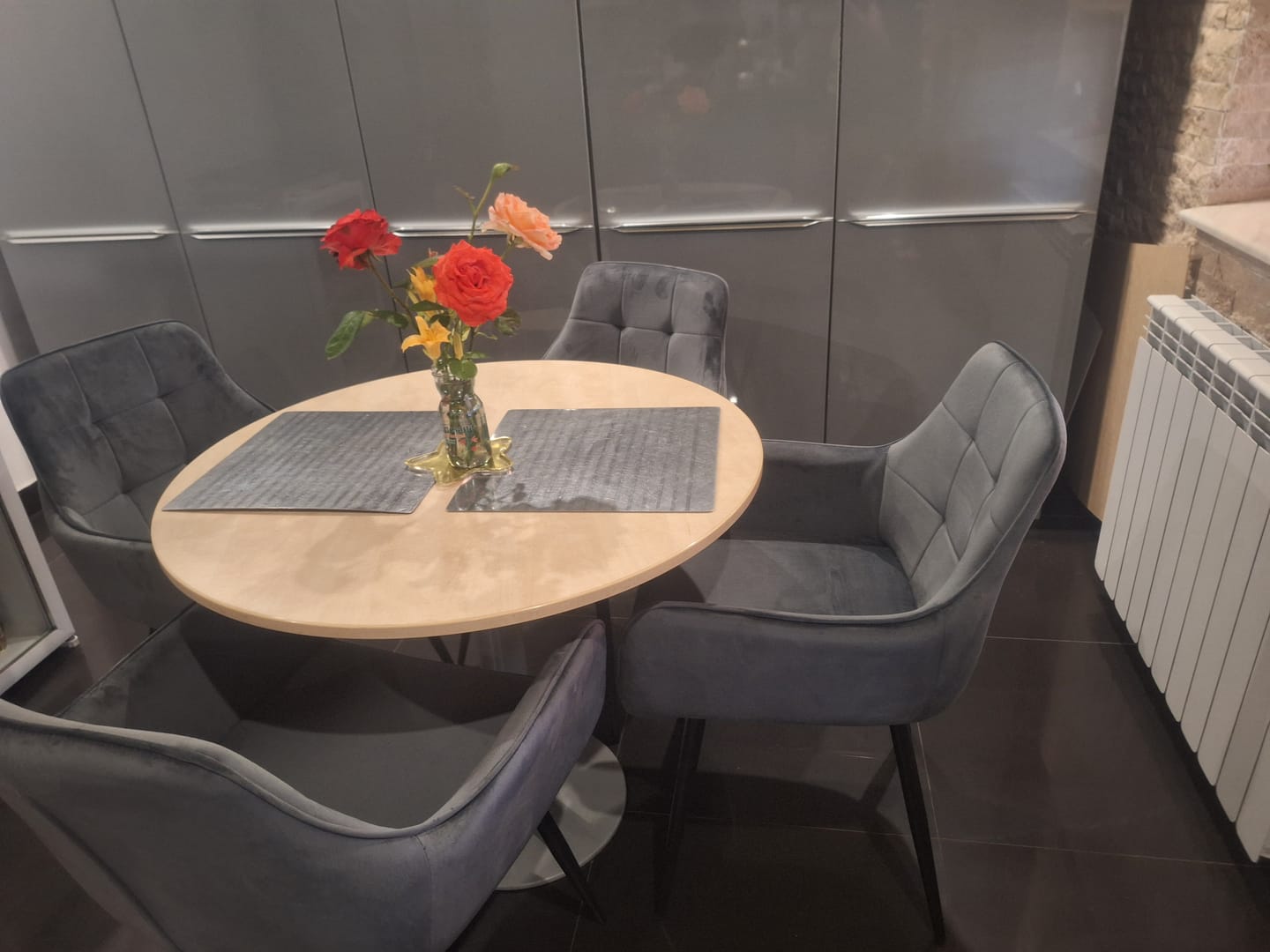Customer photo review of Scaun gri inchis LEMON, stofa catifelata/metal, 57x47x85 cm