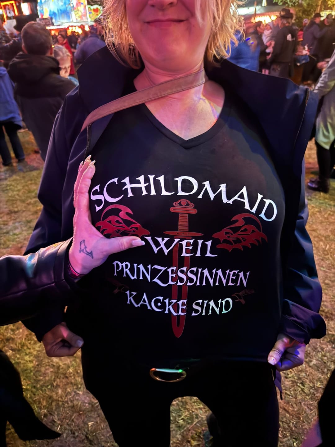 Customer photo review of Schildmaiden V-Neck Backprint Weil Prinzessinnen Kacke sind.