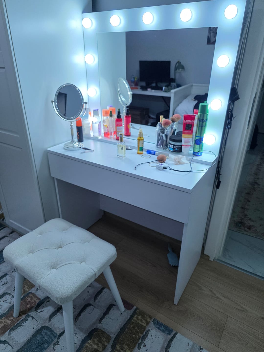 Customer photo review of Rani BJ161 Hollywood Işıklı Aynalı Kulis Makyaj Masası Takı Düzenleyici Puf Takım Beyaz