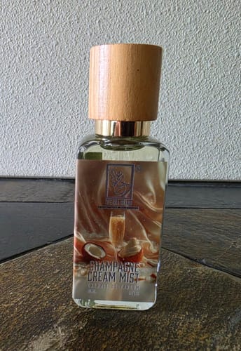Customer photo of a Dua Champagne Cream Mist bottle with a wooden cap