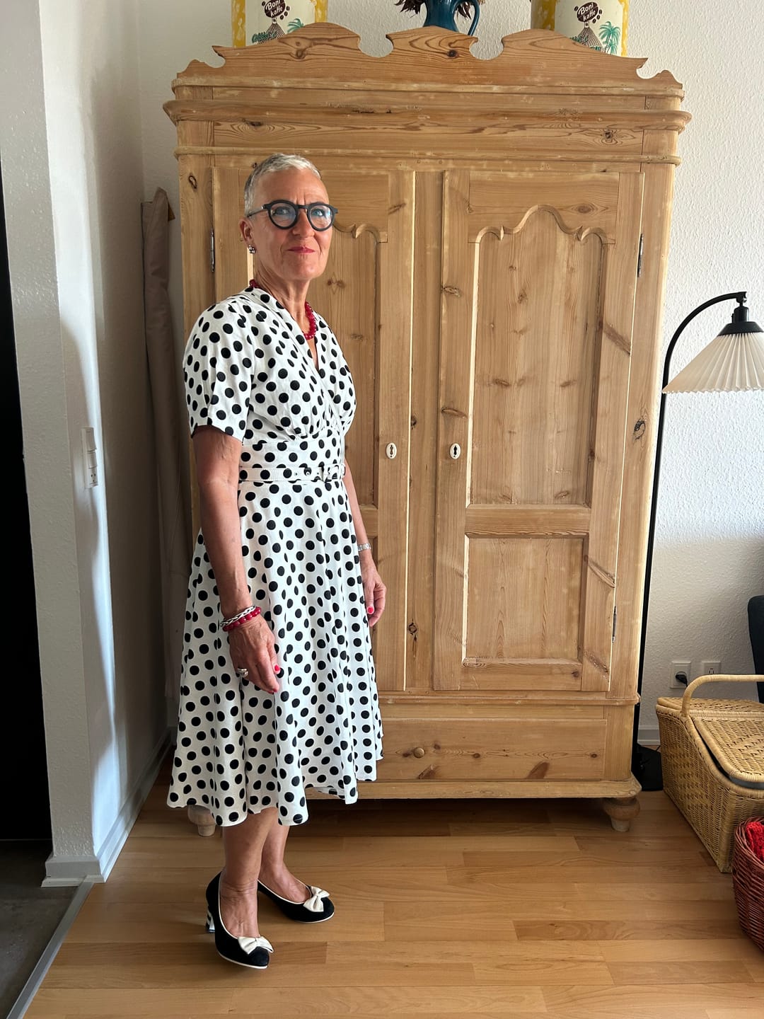 Customer photo review of Marilyn swingkjole med korte ærmer - hvid med sorte prikker
