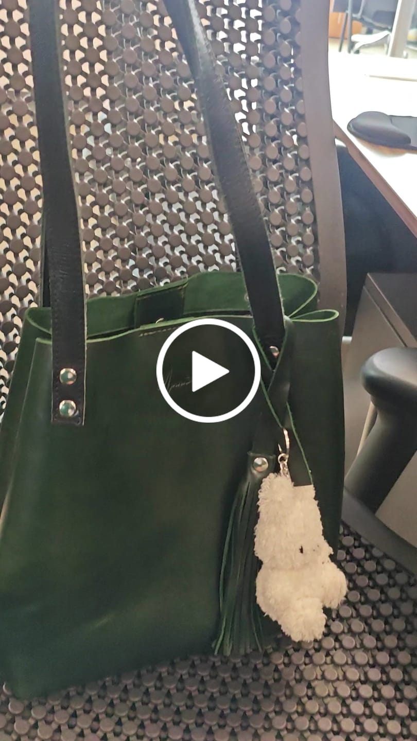Customer video review of Bolso Tote Cuero Praga Plus+ Pull Verde Doble Vista + 💄Cosmetiquera 👝 Gratis!!