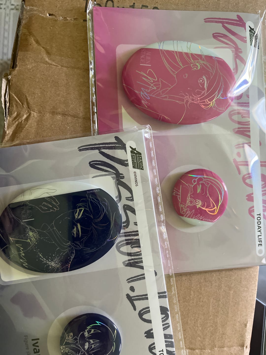 Customer photo review of Alien Stage Passion Series Line Art Irregular Badge Set