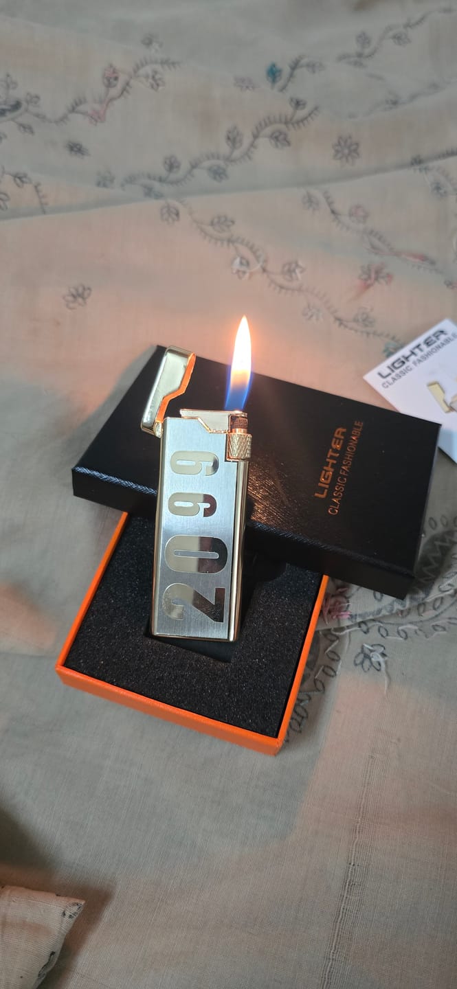 Customer photo review of ALA FLAME RetroGrade 2099 Ultra-Thin Metal Lighter