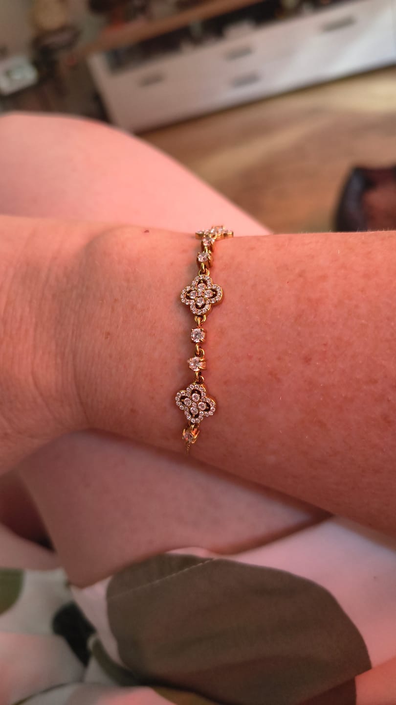 Customer photo review of Crystal Lucky Flower Abbaddon Armband 14K Vergoldet
