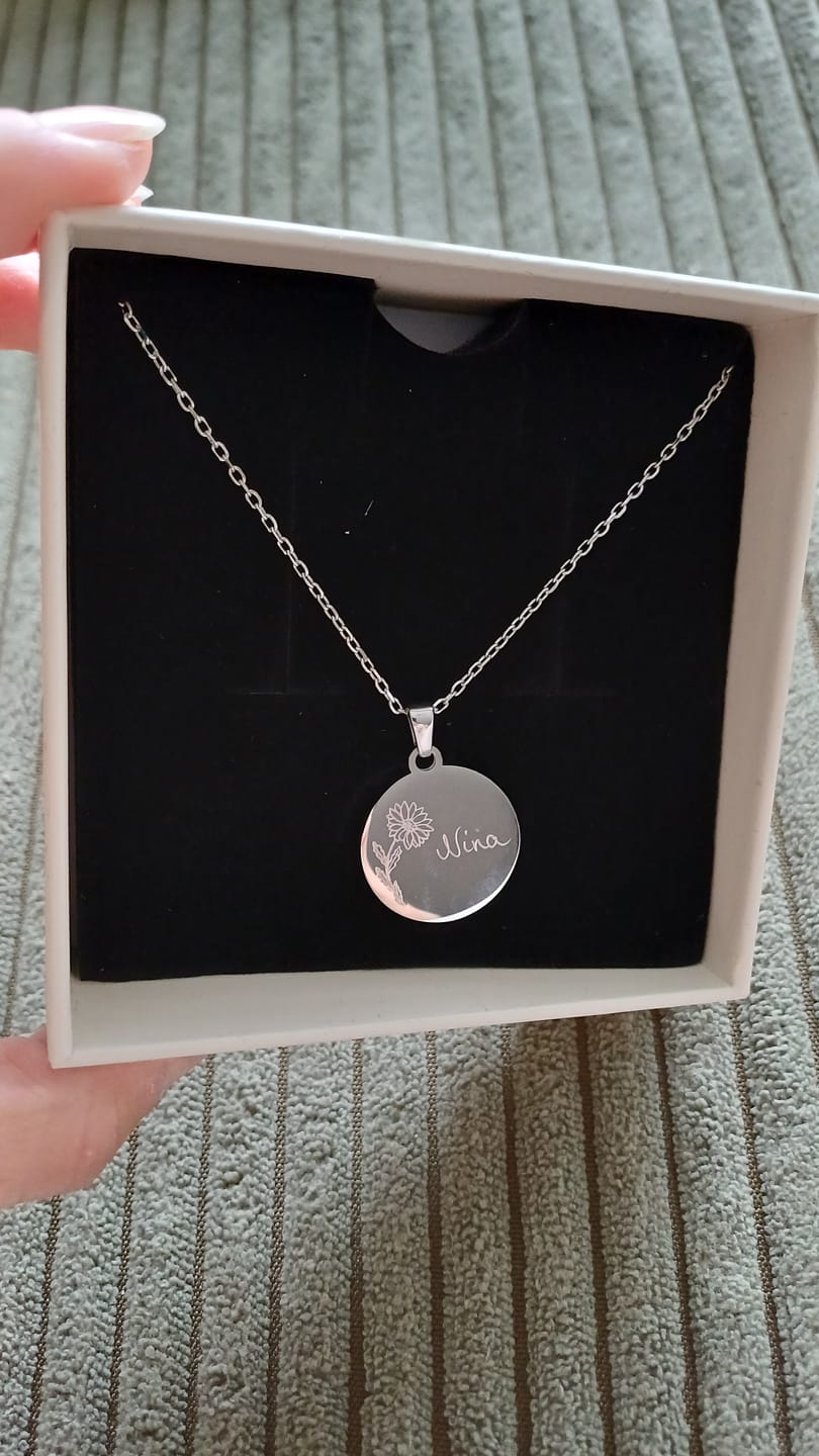 Customer photo review of Halskette mit Geburtsblume und Gravur klein