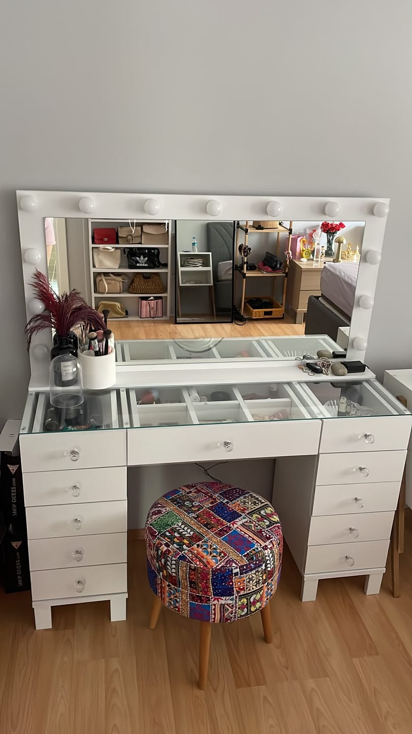 Customer photo review of Rani BJ137 Hollywood Işıklı Aynalı Kulis Makyaj Masası Cam Tablalı 11 Çekmeceli Takı Düzenleyici Beyaz