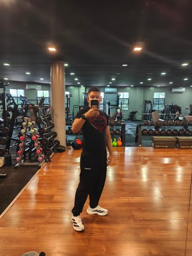 Reviewer at the gym showing the baggy fit of the black Form Fitness Joggers.