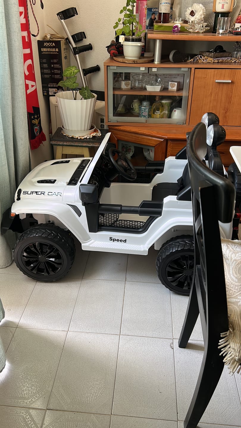 Customer photo review of Carro Elétrico para Criança SPEED WRANGLER 4x4 Branco 12v c/ RODAS DE BORRACHA & ASSENTO EM PELE